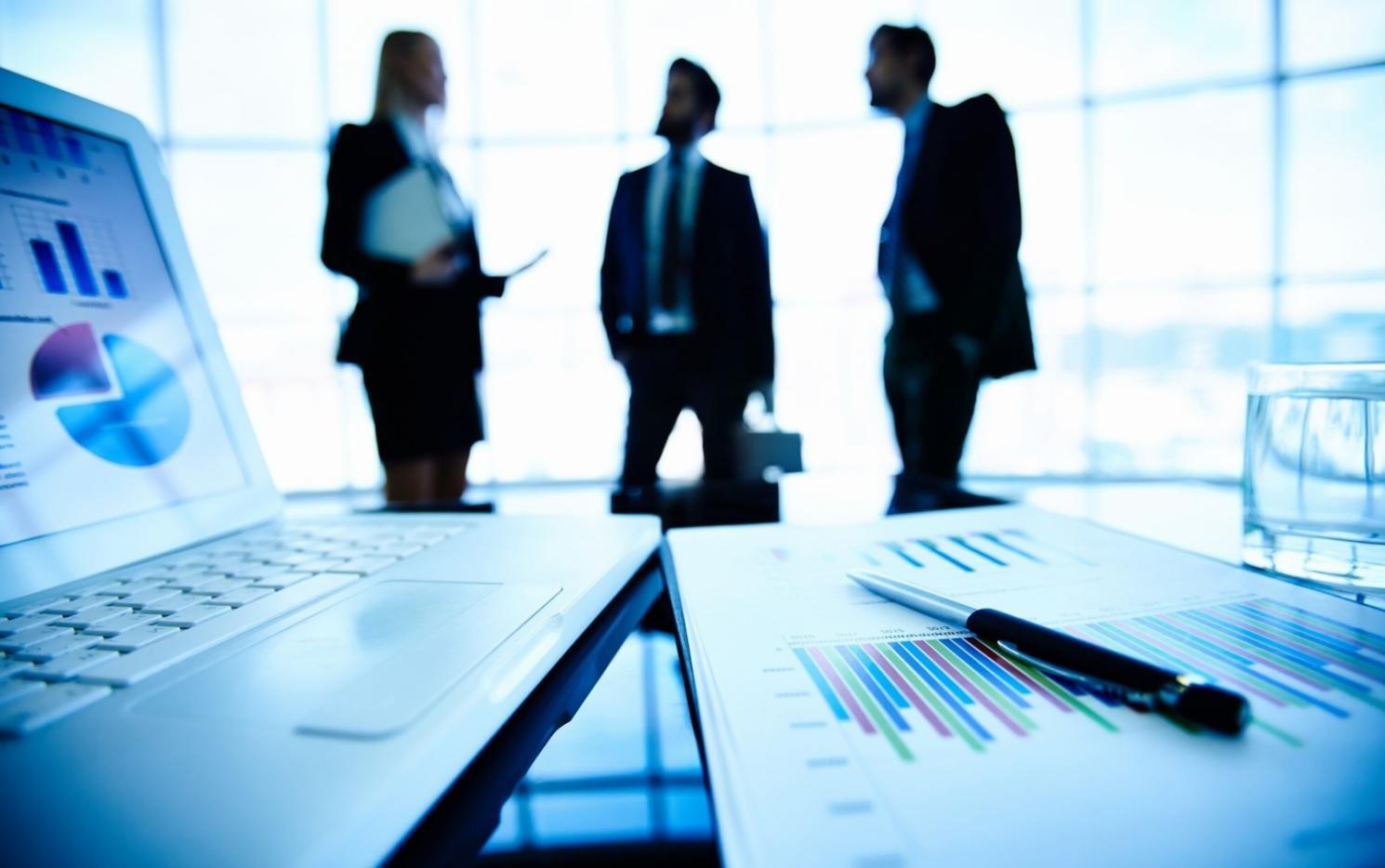 Session de formation en sécurité bancaire avec participants attentifs